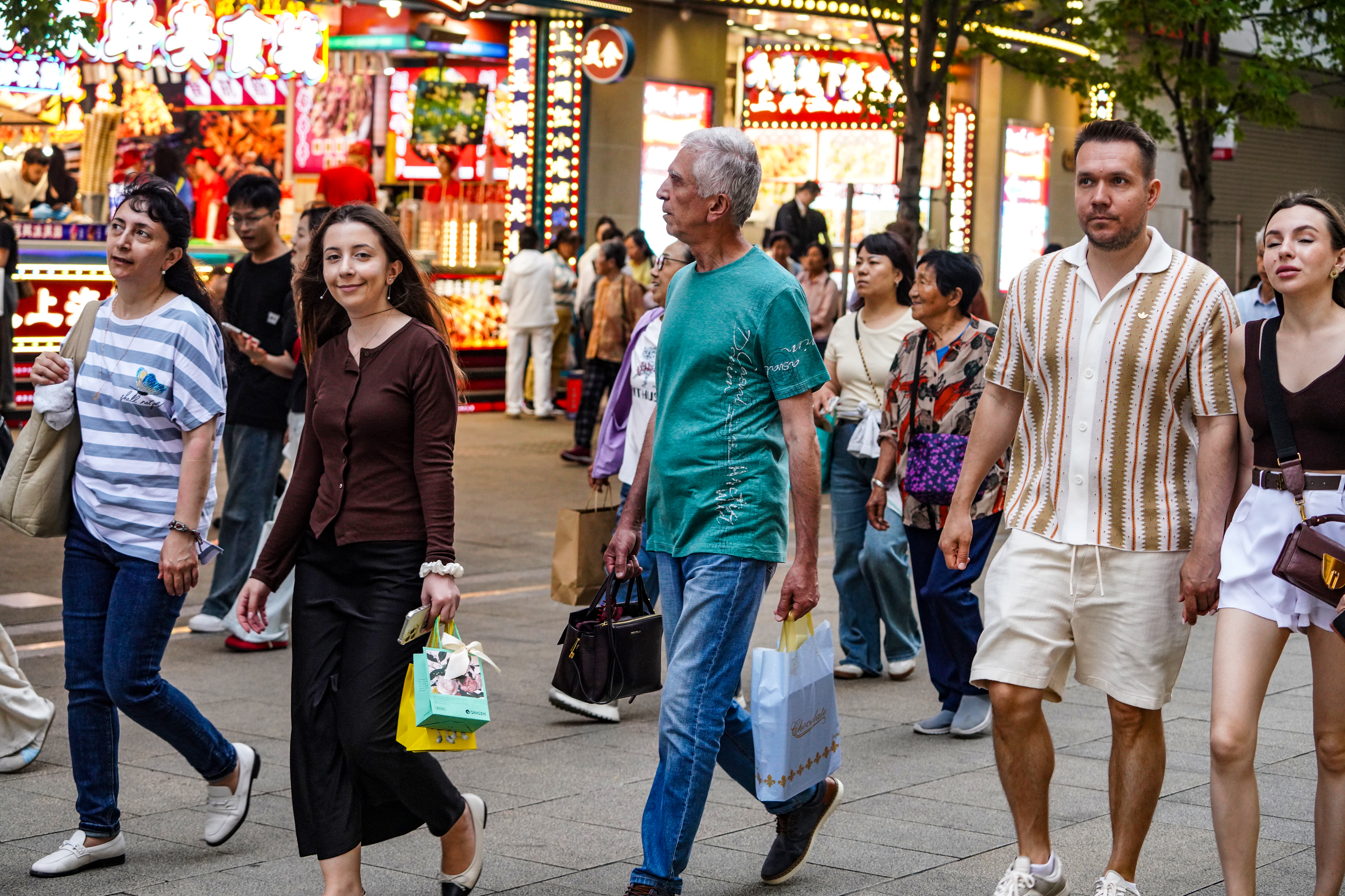 [Current Trends] Foreign Tourists Fill Their Suitcases as 'China Haul' Goes Viral