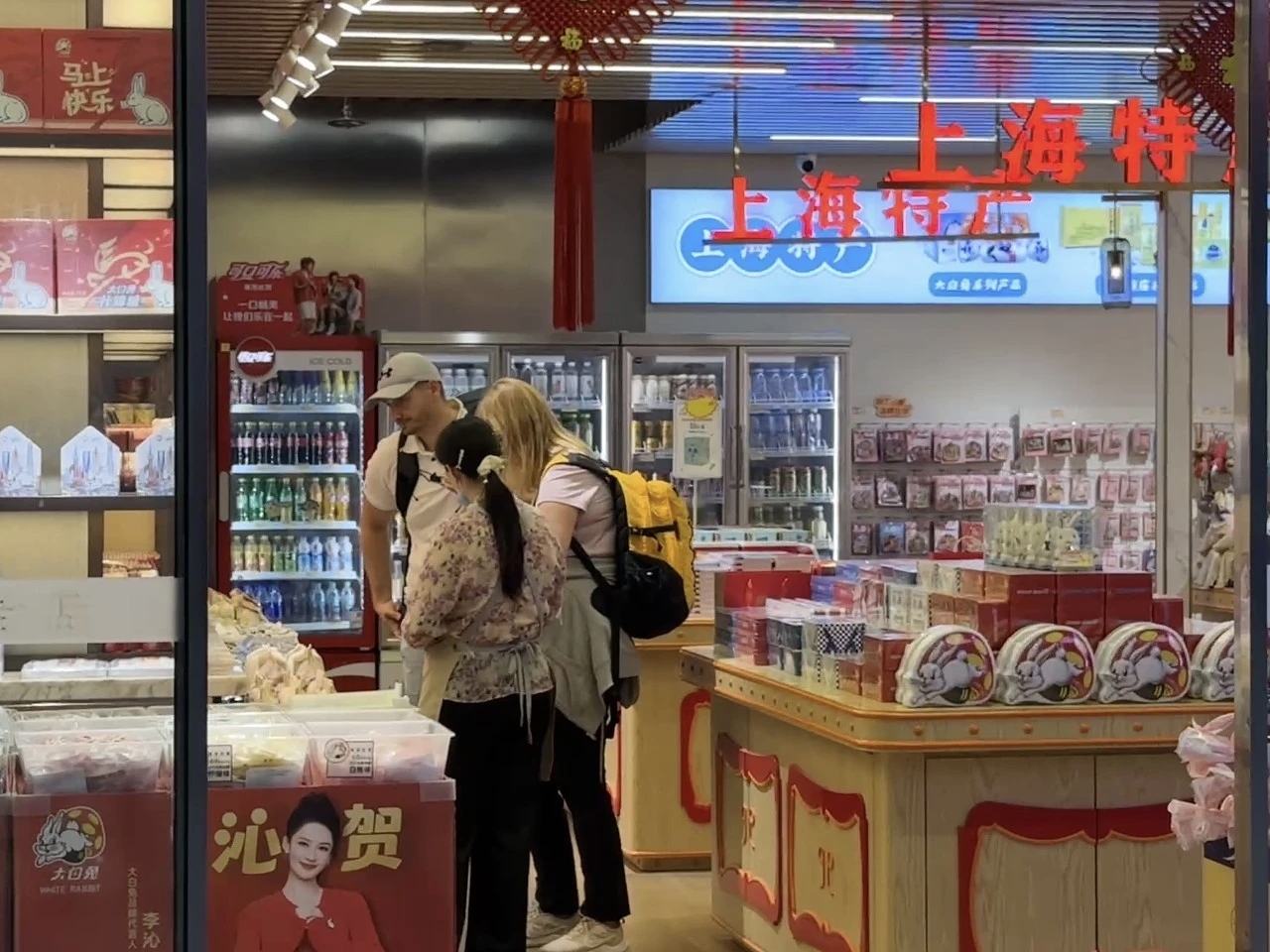 [Current Trends] Foreign Tourists Fill Their Suitcases as 'China Haul' Goes Viral