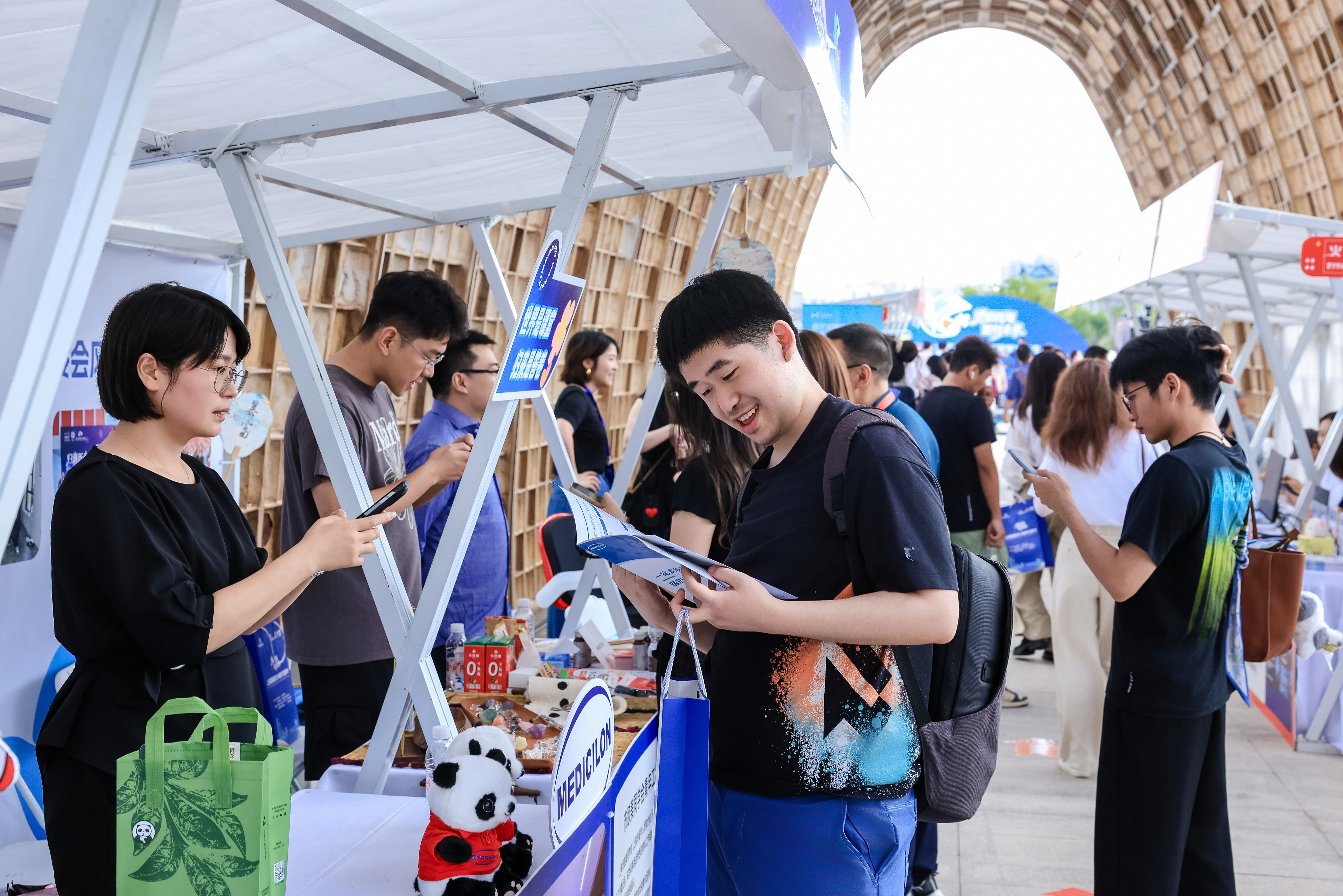 Waterfront Market Takes Center Stage at Returnees Town Festival
